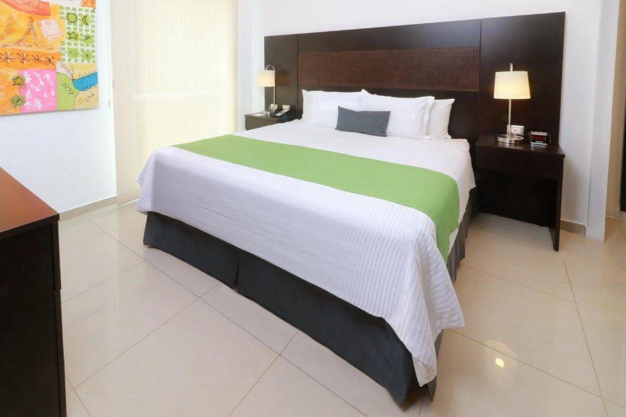מלון ספופן Wyndham Garden Guadalajara Acueducto מראה חיצוני תמונה
