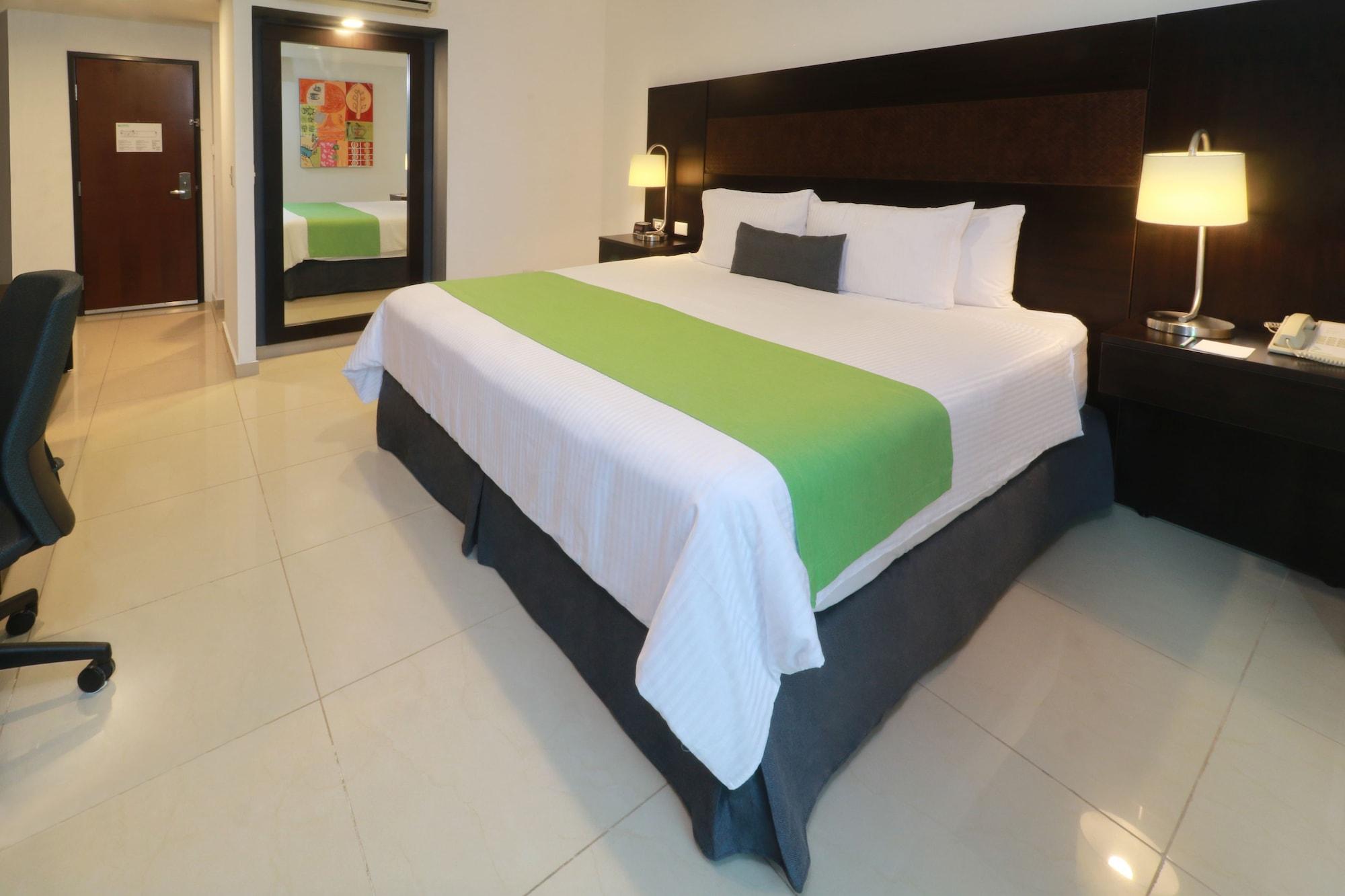מלון ספופן Wyndham Garden Guadalajara Acueducto מראה חיצוני תמונה