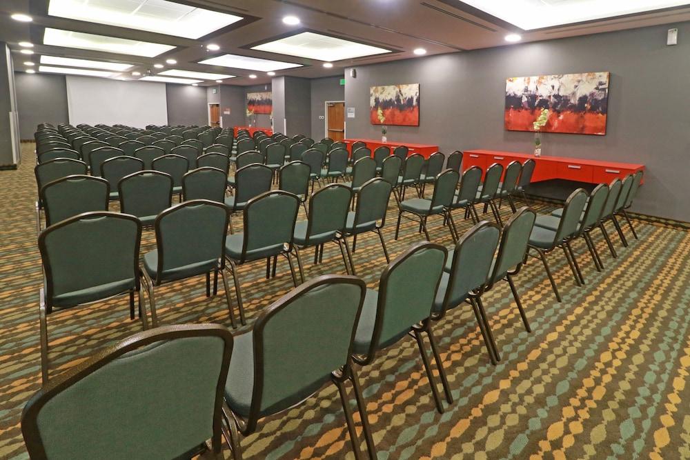 מלון ספופן Wyndham Garden Guadalajara Acueducto מראה חיצוני תמונה