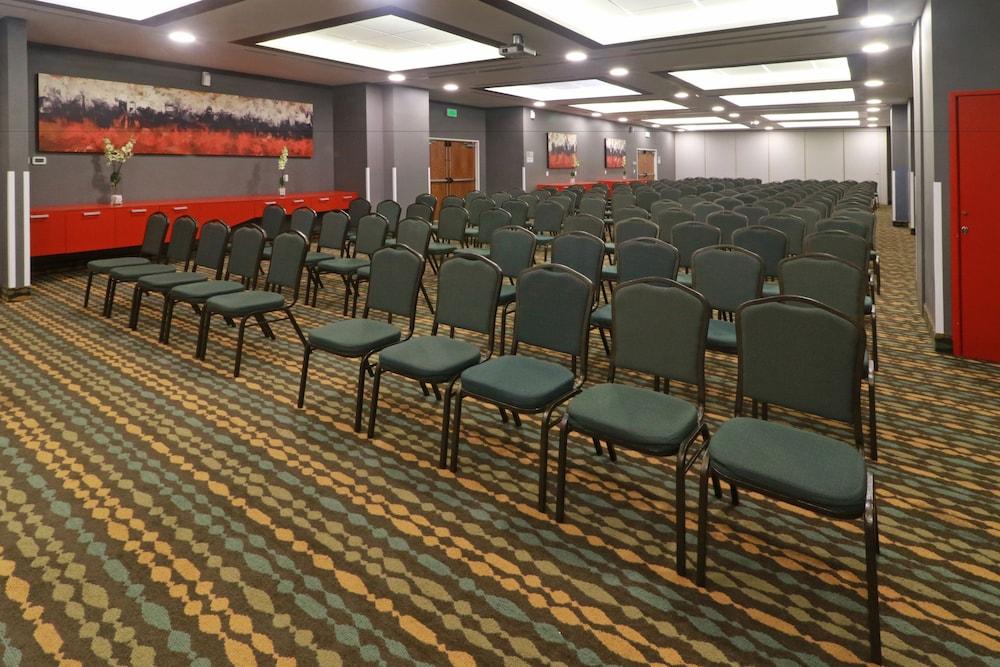 מלון ספופן Wyndham Garden Guadalajara Acueducto מראה חיצוני תמונה