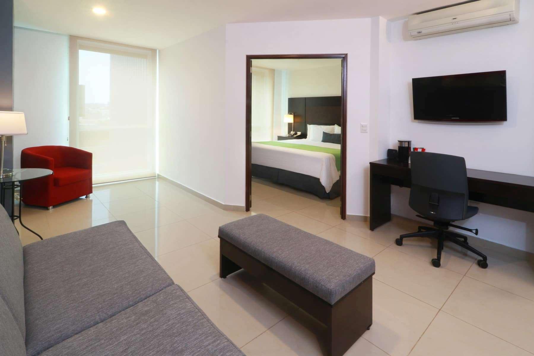 מלון ספופן Wyndham Garden Guadalajara Acueducto מראה חיצוני תמונה