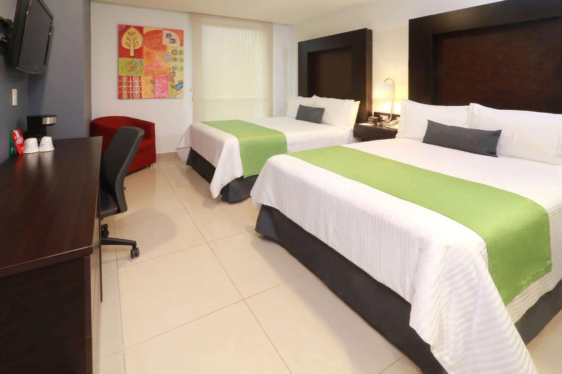מלון ספופן Wyndham Garden Guadalajara Acueducto מראה חיצוני תמונה