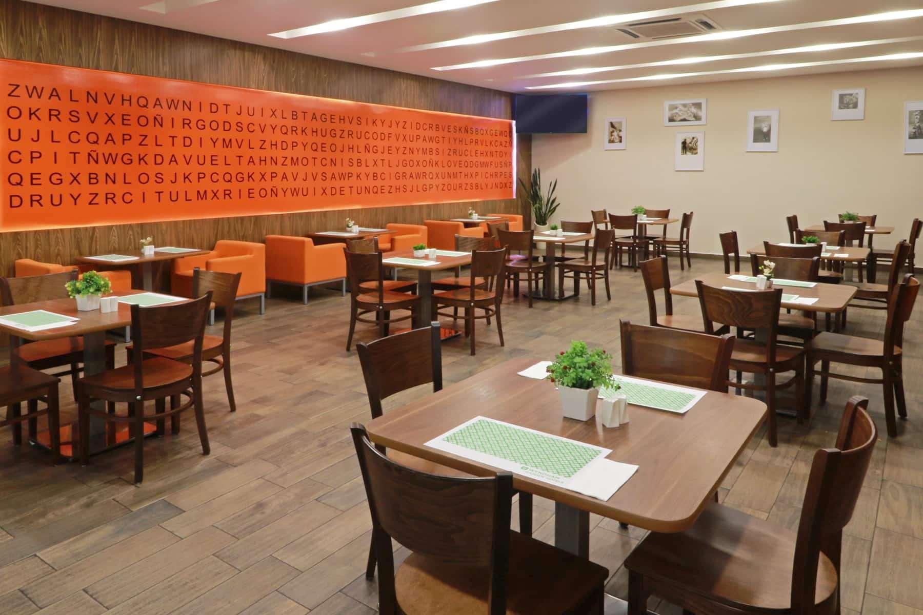 מלון ספופן Wyndham Garden Guadalajara Acueducto מראה חיצוני תמונה