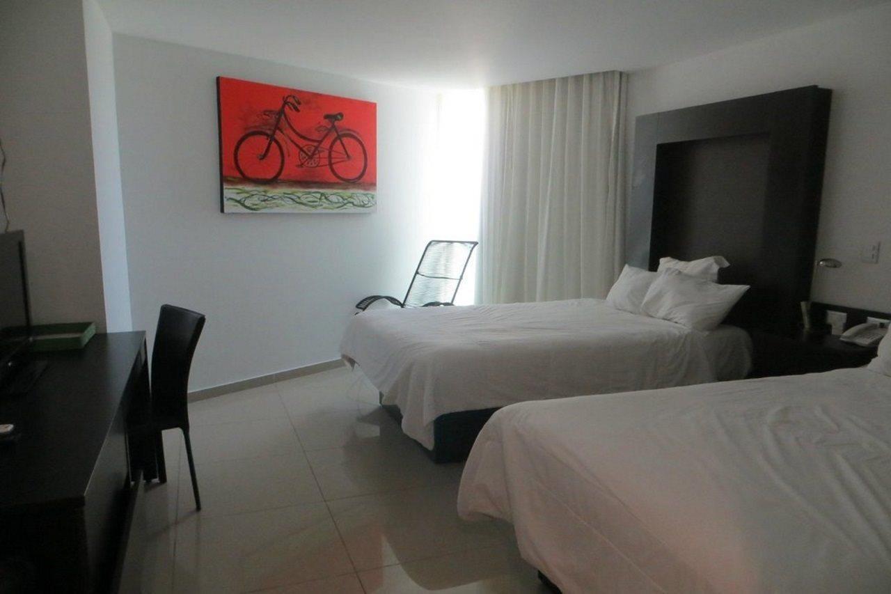 מלון ספופן Wyndham Garden Guadalajara Acueducto מראה חיצוני תמונה