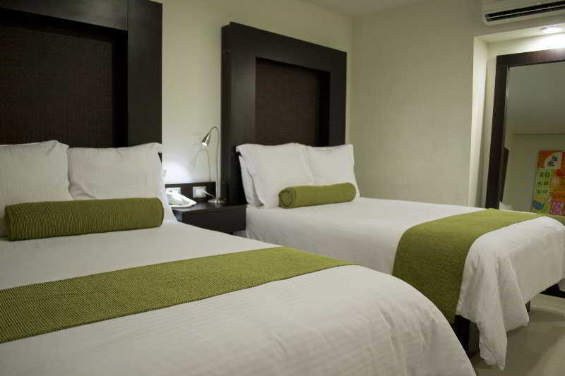 מלון ספופן Wyndham Garden Guadalajara Acueducto מראה חיצוני תמונה