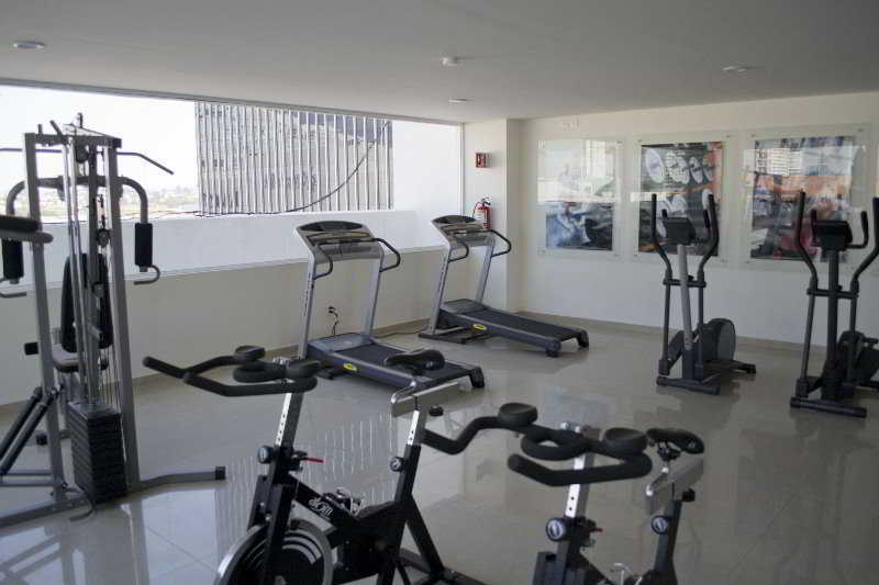 מלון ספופן Wyndham Garden Guadalajara Acueducto מראה חיצוני תמונה