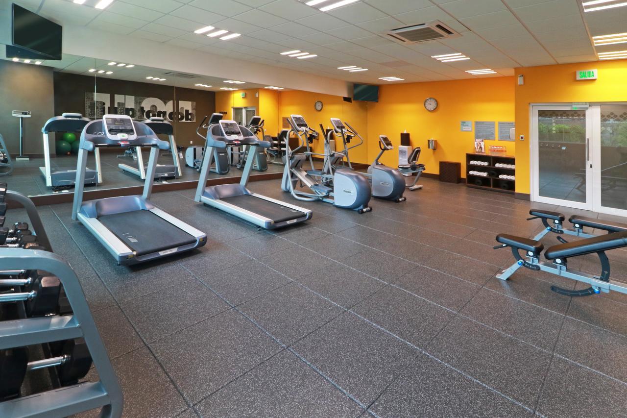 מלון ספופן Wyndham Garden Guadalajara Acueducto מראה חיצוני תמונה