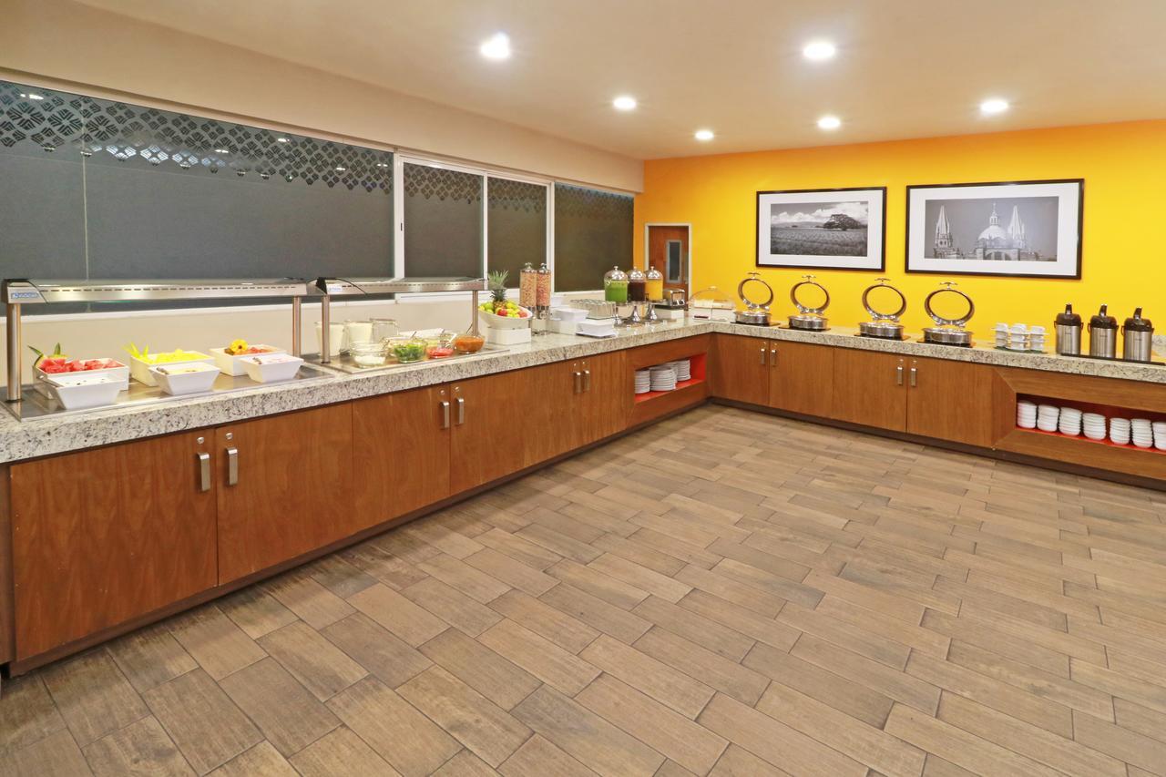 מלון ספופן Wyndham Garden Guadalajara Acueducto מראה חיצוני תמונה