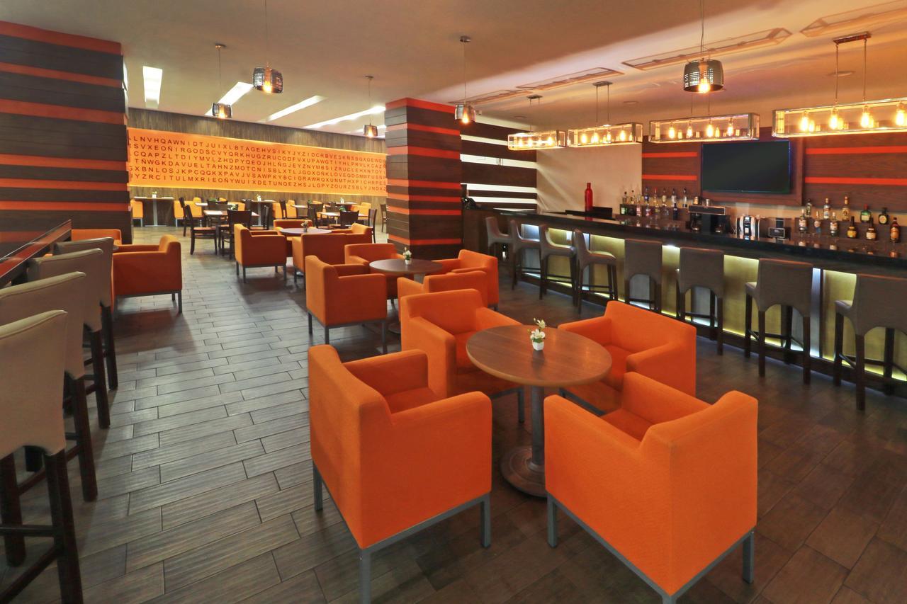 מלון ספופן Wyndham Garden Guadalajara Acueducto מראה חיצוני תמונה