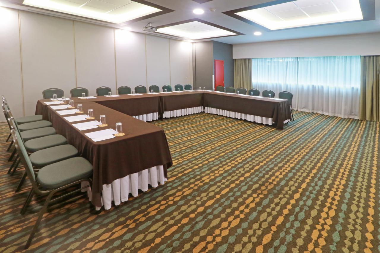 מלון ספופן Wyndham Garden Guadalajara Acueducto מראה חיצוני תמונה