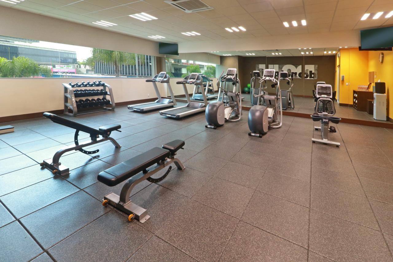 מלון ספופן Wyndham Garden Guadalajara Acueducto מראה חיצוני תמונה