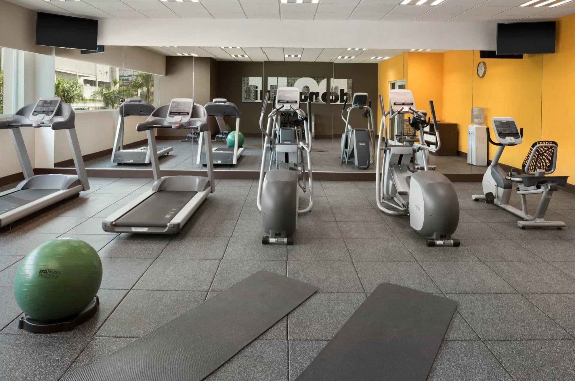 מלון ספופן Wyndham Garden Guadalajara Acueducto מראה חיצוני תמונה
