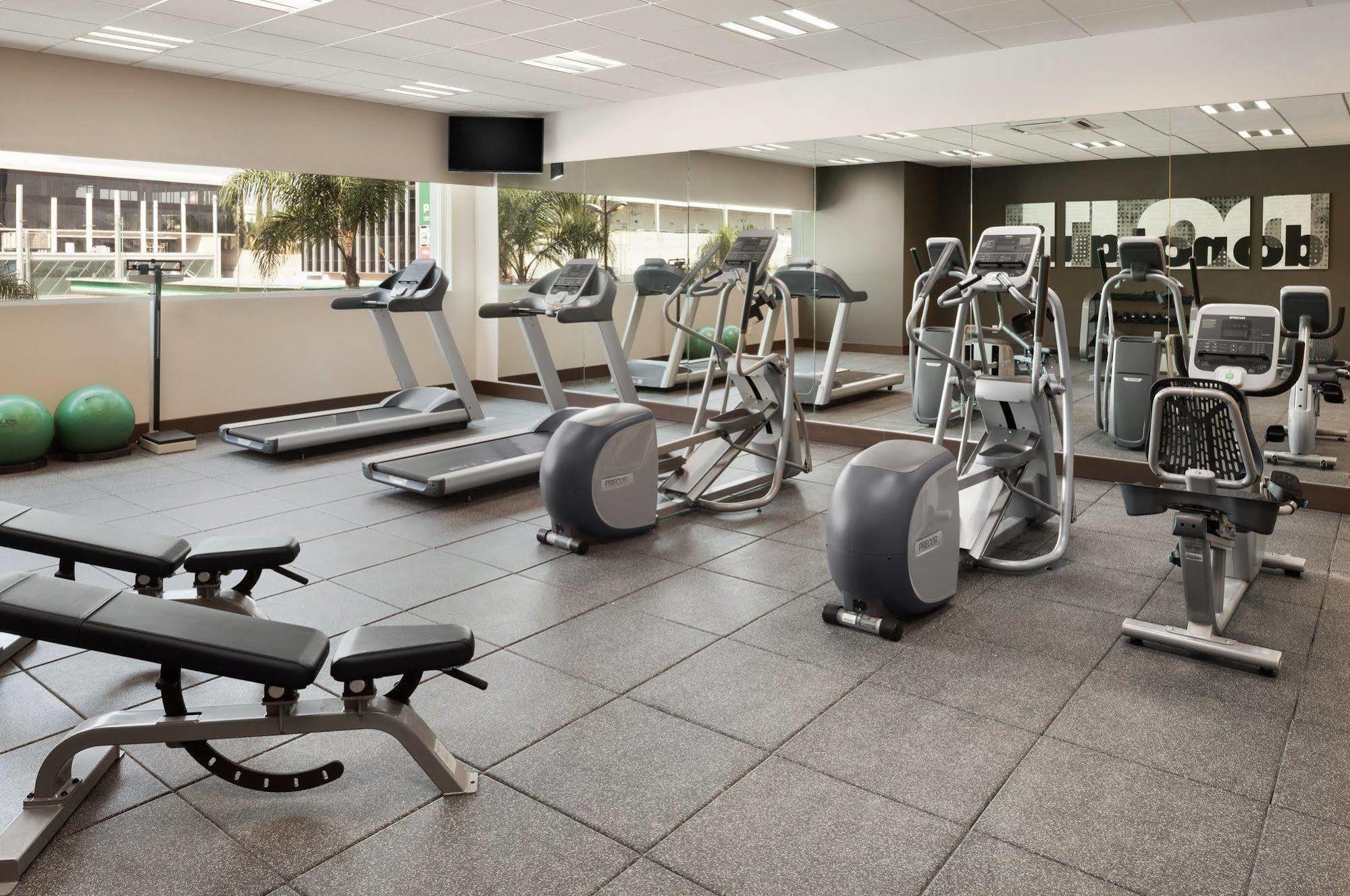 מלון ספופן Wyndham Garden Guadalajara Acueducto מראה חיצוני תמונה