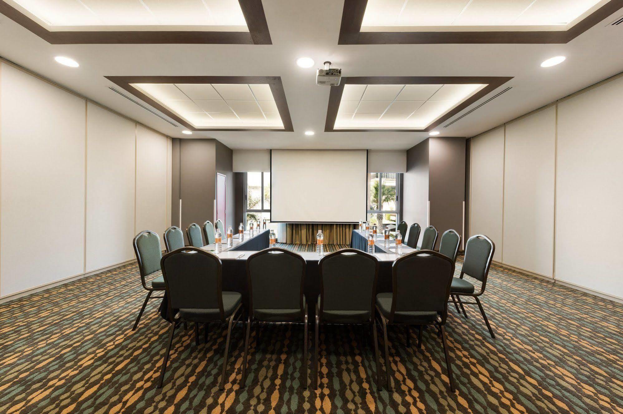 מלון ספופן Wyndham Garden Guadalajara Acueducto מראה חיצוני תמונה