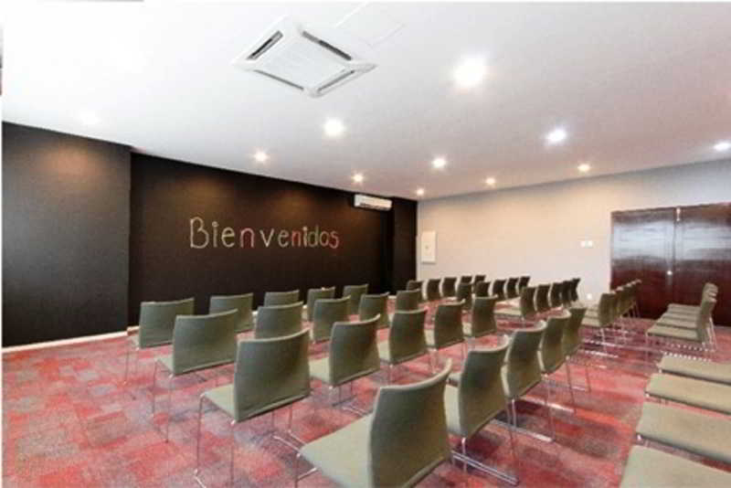 מלון ספופן Wyndham Garden Guadalajara Acueducto מראה חיצוני תמונה