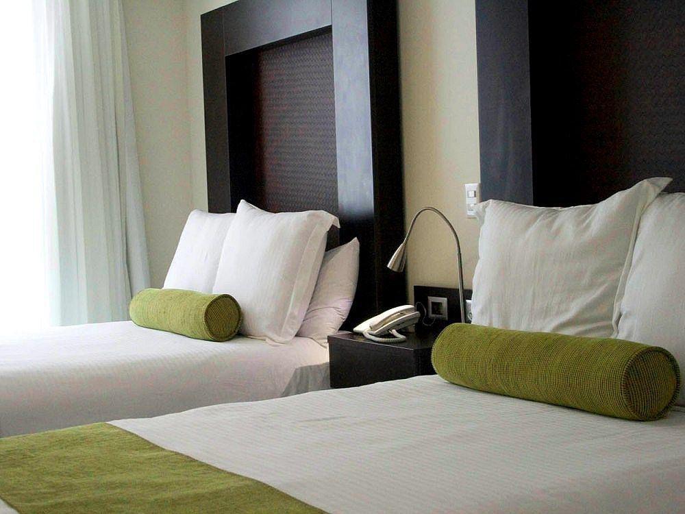 מלון ספופן Wyndham Garden Guadalajara Acueducto מראה חיצוני תמונה