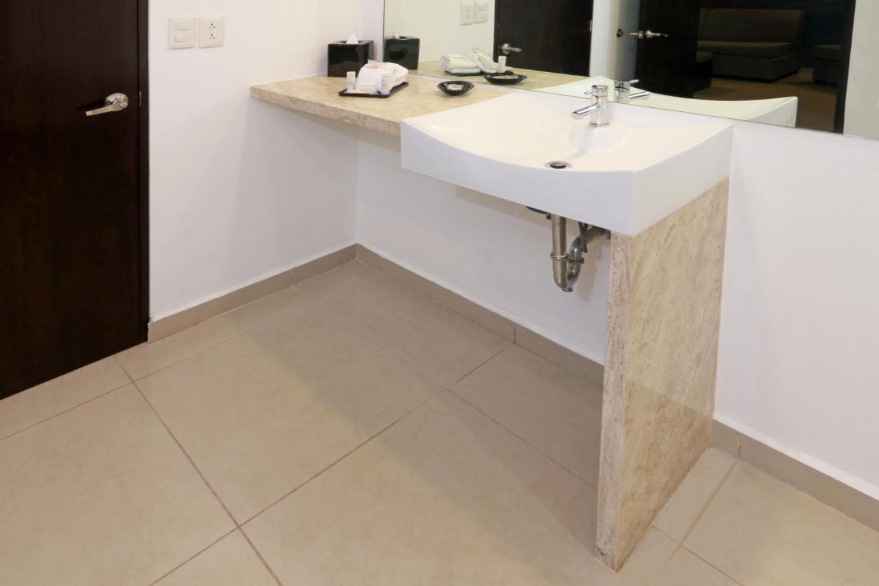 מלון ספופן Wyndham Garden Guadalajara Acueducto מראה חיצוני תמונה