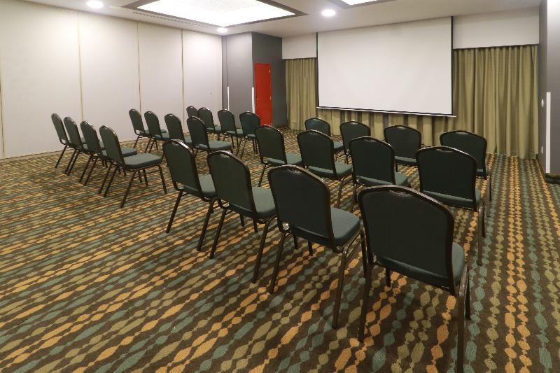 מלון ספופן Wyndham Garden Guadalajara Acueducto מראה חיצוני תמונה