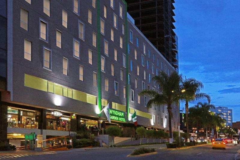 מלון ספופן Wyndham Garden Guadalajara Acueducto מראה חיצוני תמונה
